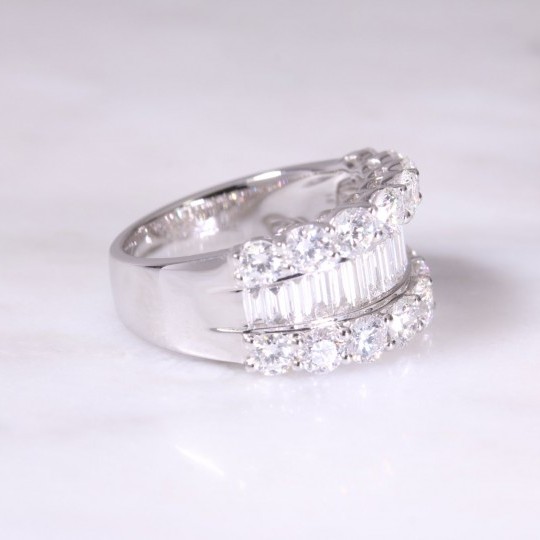 Graduated Baguette & Round Brilliant Diamond Ring